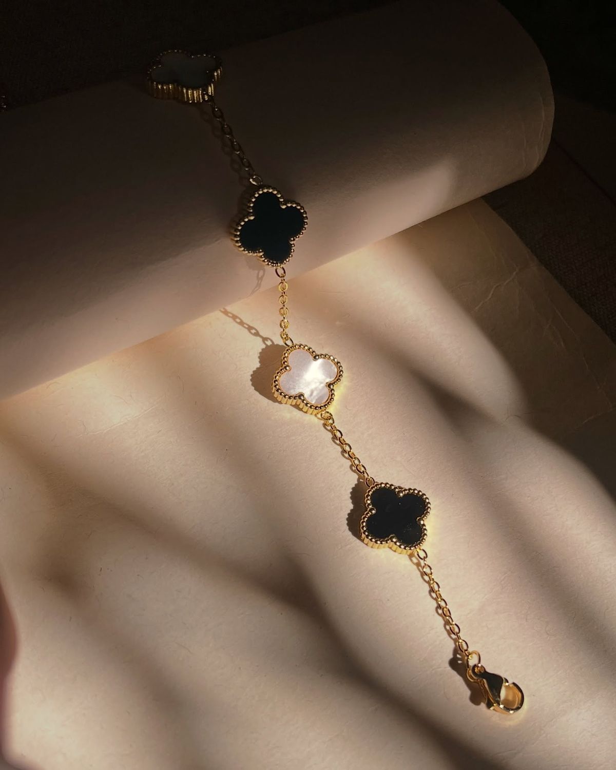 Wraparound Reversible Clover Bracelet - Anti tarnish